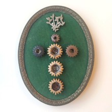 Gekröntes Kreuz, Assemblage, Susanne Güldenpfennig, Hannover